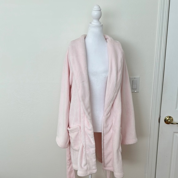 Victoria's Secret Pink Plush Robe with Embroidered Back size M/L - Picture 8 of 10